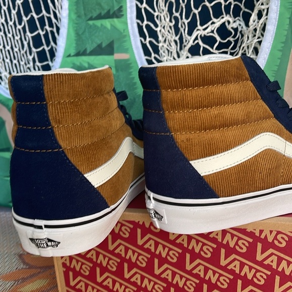 Vans Men’s Sk8-Hi
Mini Cord Blue/Brown
VN0007NS0BO
Sneakers
UNISEX CORDUROY - Picture 15 of 16